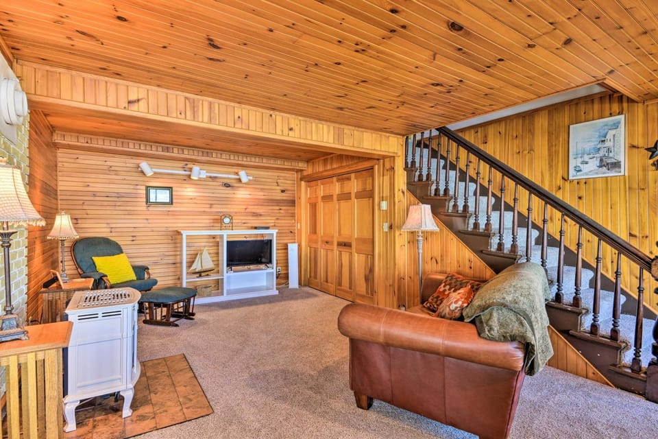 Waterfront Wellesley Island Getaway w/ Deck! House in Wellesley Island