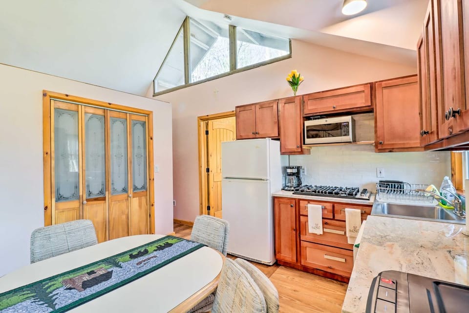 Cozy Tannersville Gem - Ski, Hike, Explore! House in Pocono Mountains