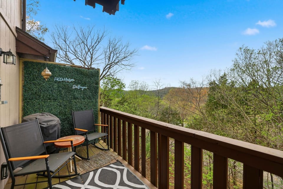 Holiday Island Escape w/ Panoramic Lake Views House in Carroll County