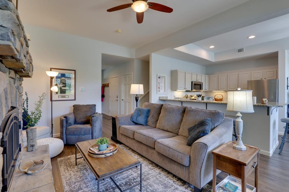 Stunning Mtn Views & Hot Tub: Silverthorne Retreat House in Silverthorne