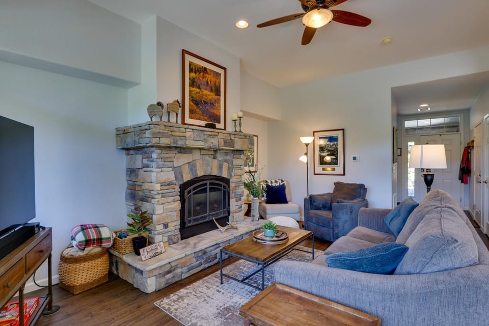 Stunning Mtn Views & Hot Tub: Silverthorne Retreat House in Silverthorne