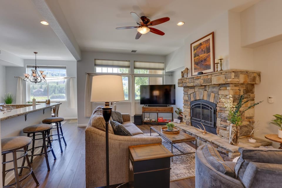 Stunning Mtn Views & Hot Tub: Silverthorne Retreat House in Silverthorne