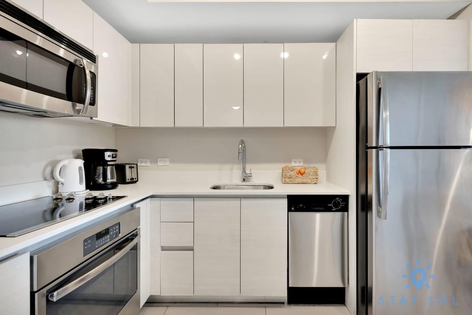 Modern Resort - Balcony - Gym - Amazing Pool Apartment in Hallandale Beach