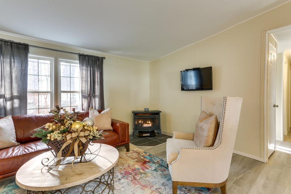 Walk to Lake! All-Season Retreat in Poconos Mtns House in Pocono Mountains