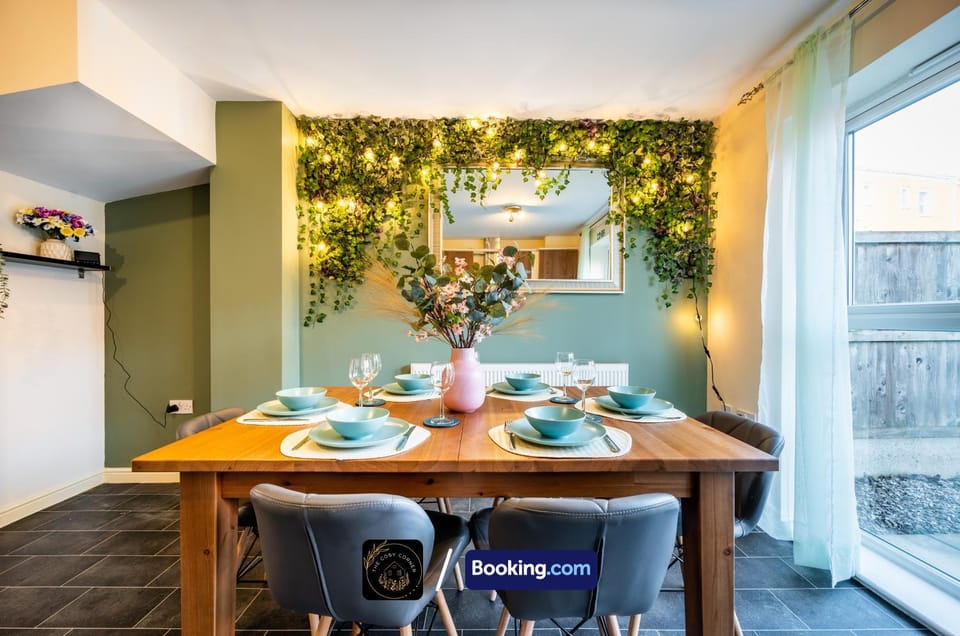 Living room, Food and drinks, Seating area, Dining area, Food