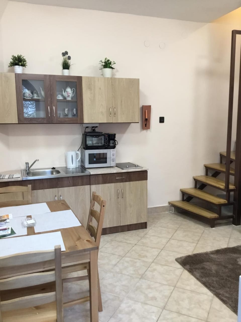 Kitchen or kitchenette, minibar, stove
