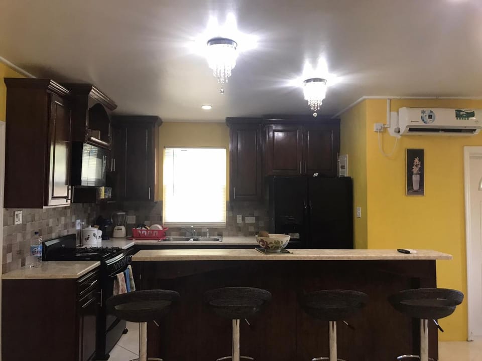 Kitchen or kitchenette, Dining area, minibar, pet friendly