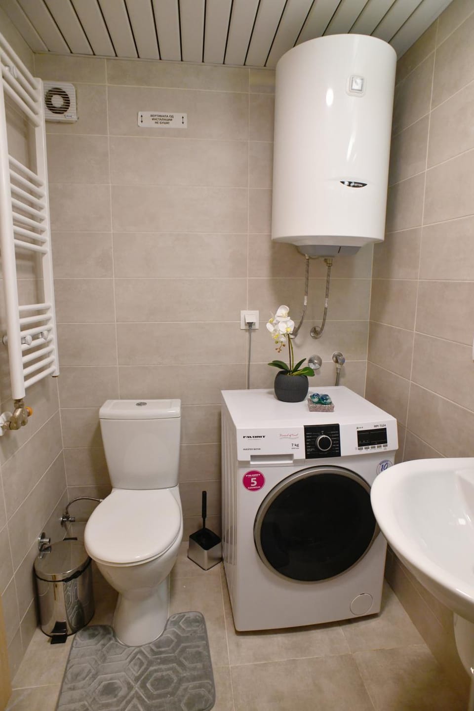 Toilet, Bathroom, towels