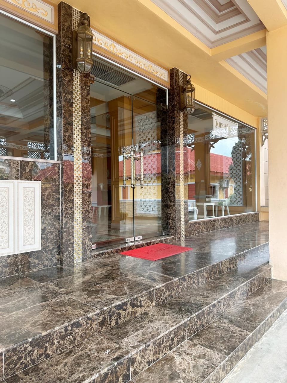 Facade/entrance