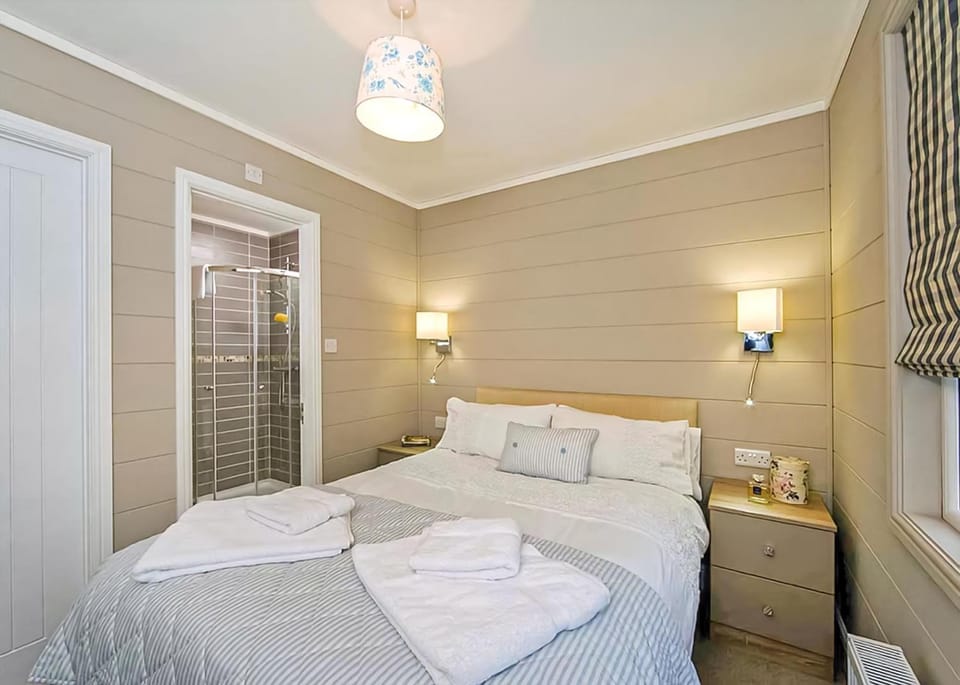 Property building, Bed, Bedroom