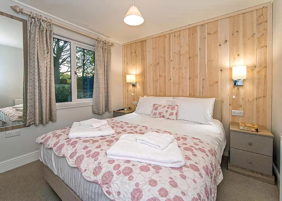 Property building, Bed, Bedroom
