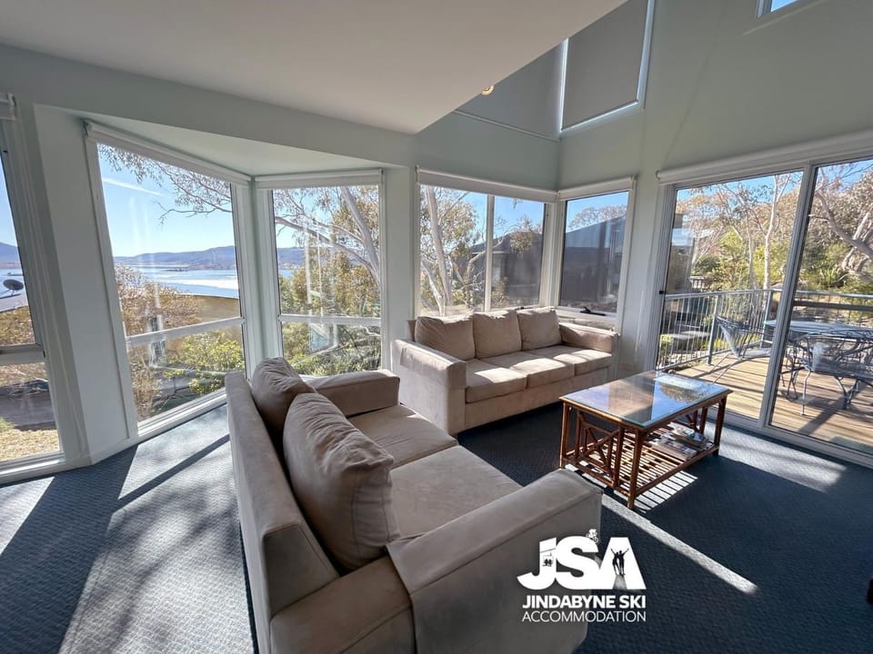 Patio, View (from property/room), Balcony/Terrace, Living room, Seating area, Mountain view