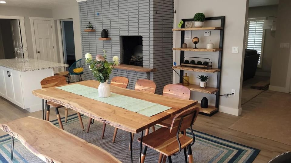 Updated 4-bedroom home centrally located in Logan Apartment in Logan