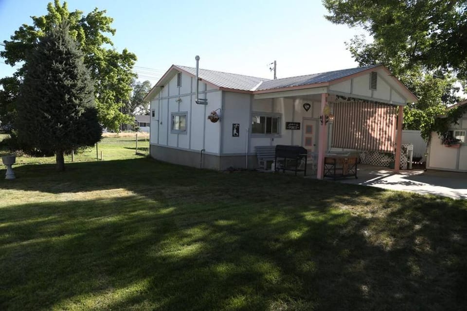 Updated Cottage 3 Bedroom Home With Game Room Apartment in Logan
