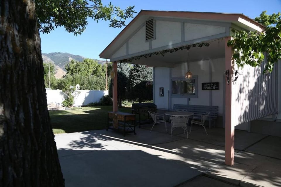 Updated Cottage 3 Bedroom Home With Game Room Apartment in Logan