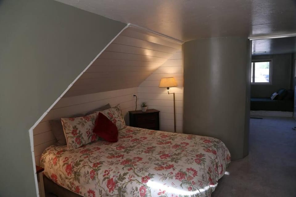 Updated Cottage 3 Bedroom Home With Game Room Apartment in Logan