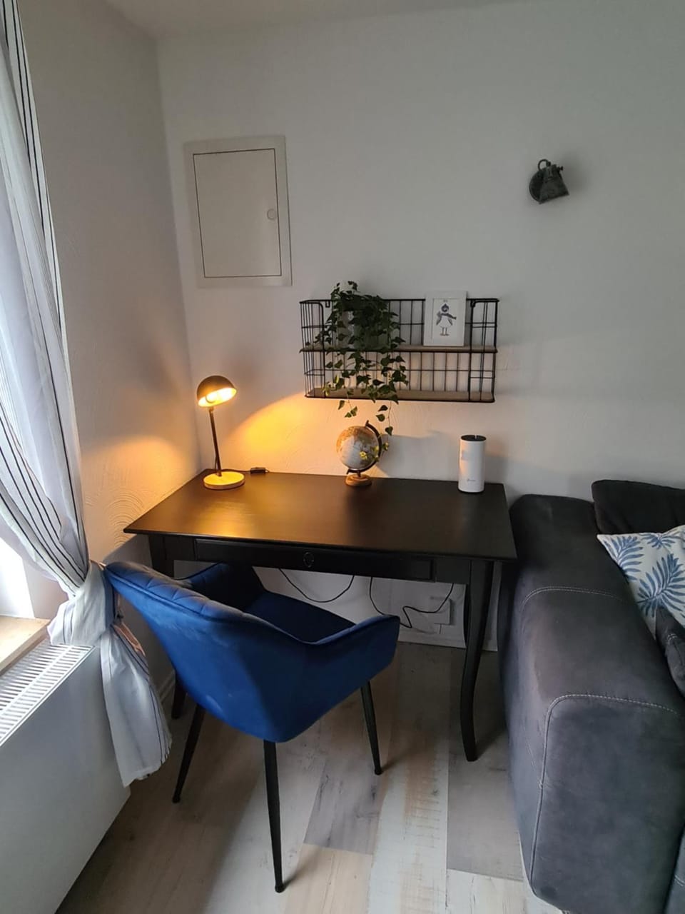 Photo of the whole room, Seating area