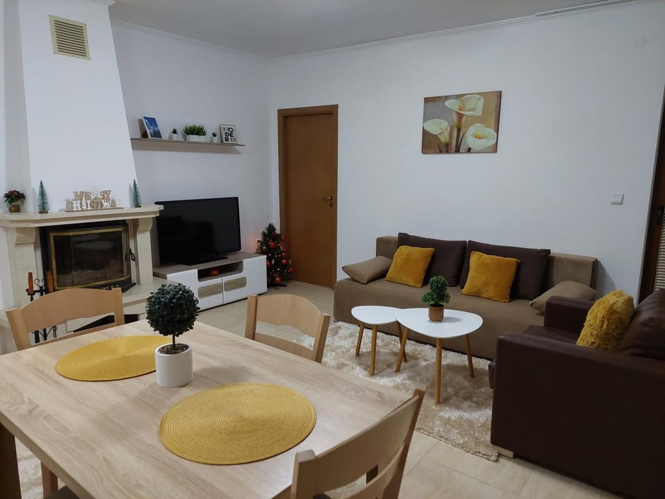 Communal lounge/ TV room, TV and multimedia, Seating area