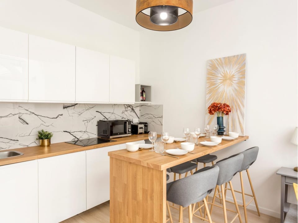 Coffee/tea facilities, Kitchen or kitchenette, Dining area, stove, toaster, kitchen