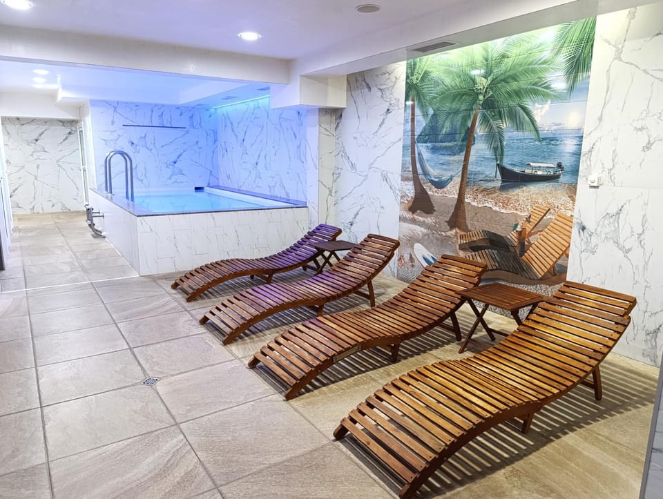 Pool view, Swimming pool, sunbed