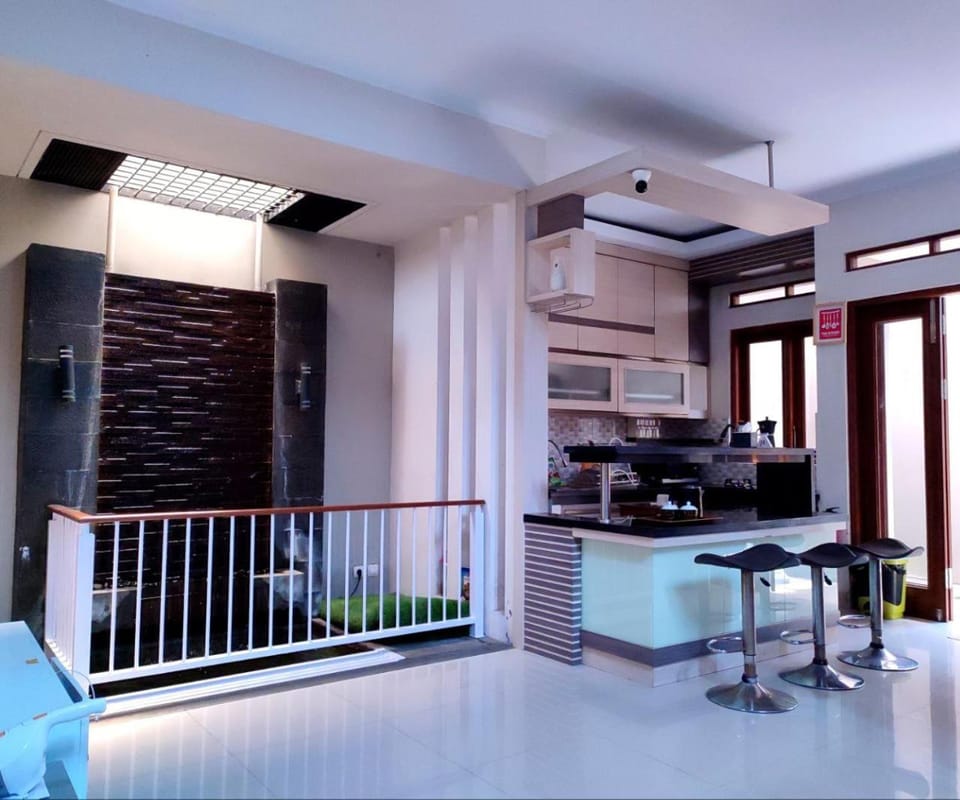 Dining area, oven, stove