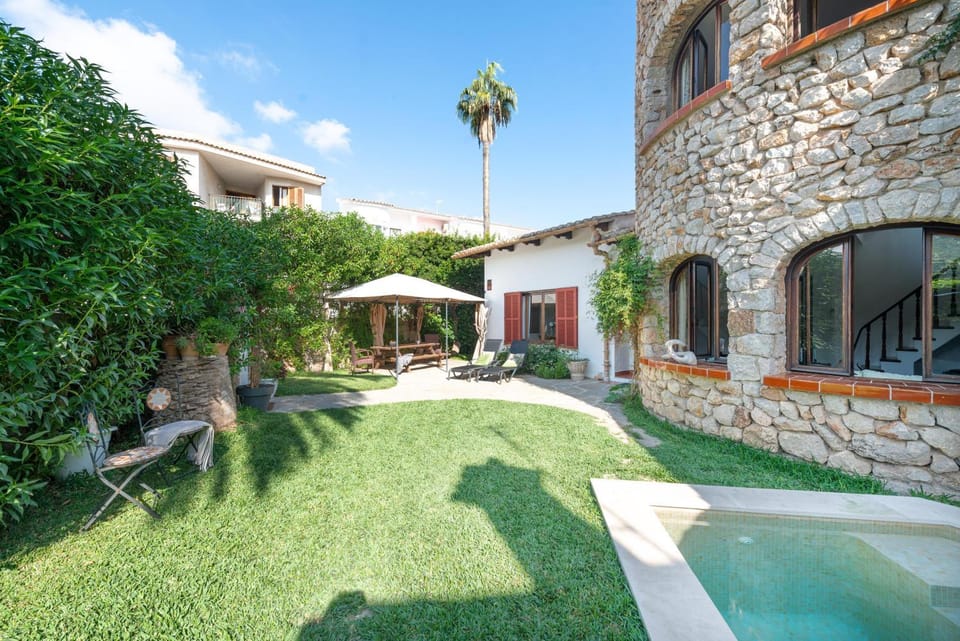 Property building, Garden, Swimming pool