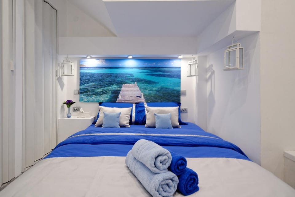 Photo of the whole room, Bedroom