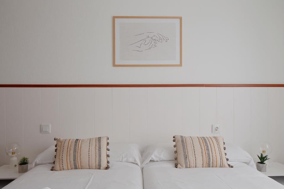 165A Apto moderno 2 dormitorios by R2R Consulting Apartment in Gijón