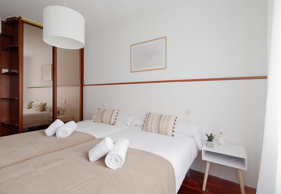 165A Apto moderno 2 dormitorios by R2R Consulting Apartment in Gijón