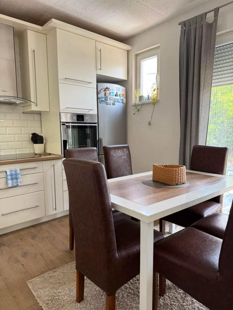 Kitchen or kitchenette, Dining area, oven, stove