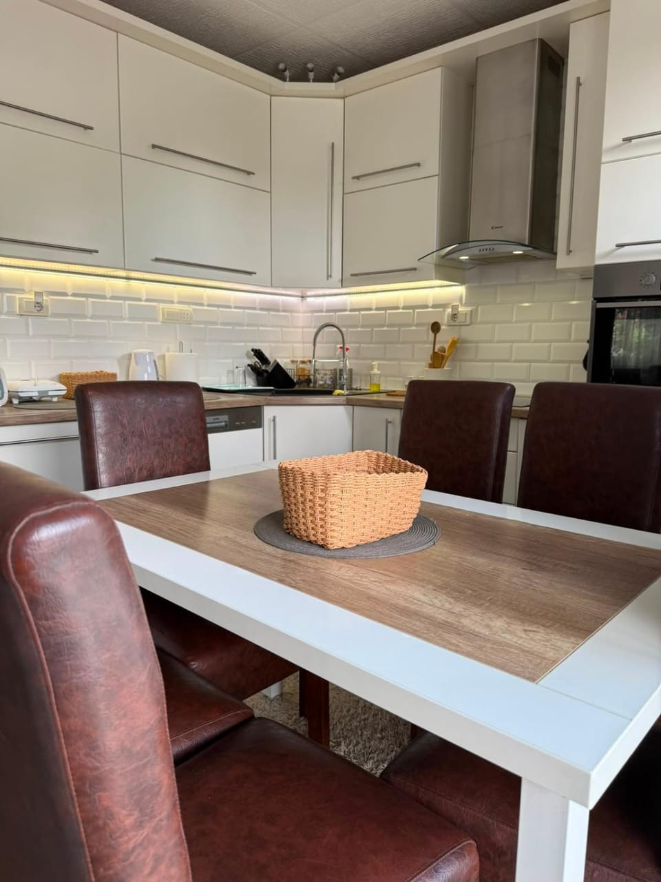 Kitchen or kitchenette, Dining area, stove