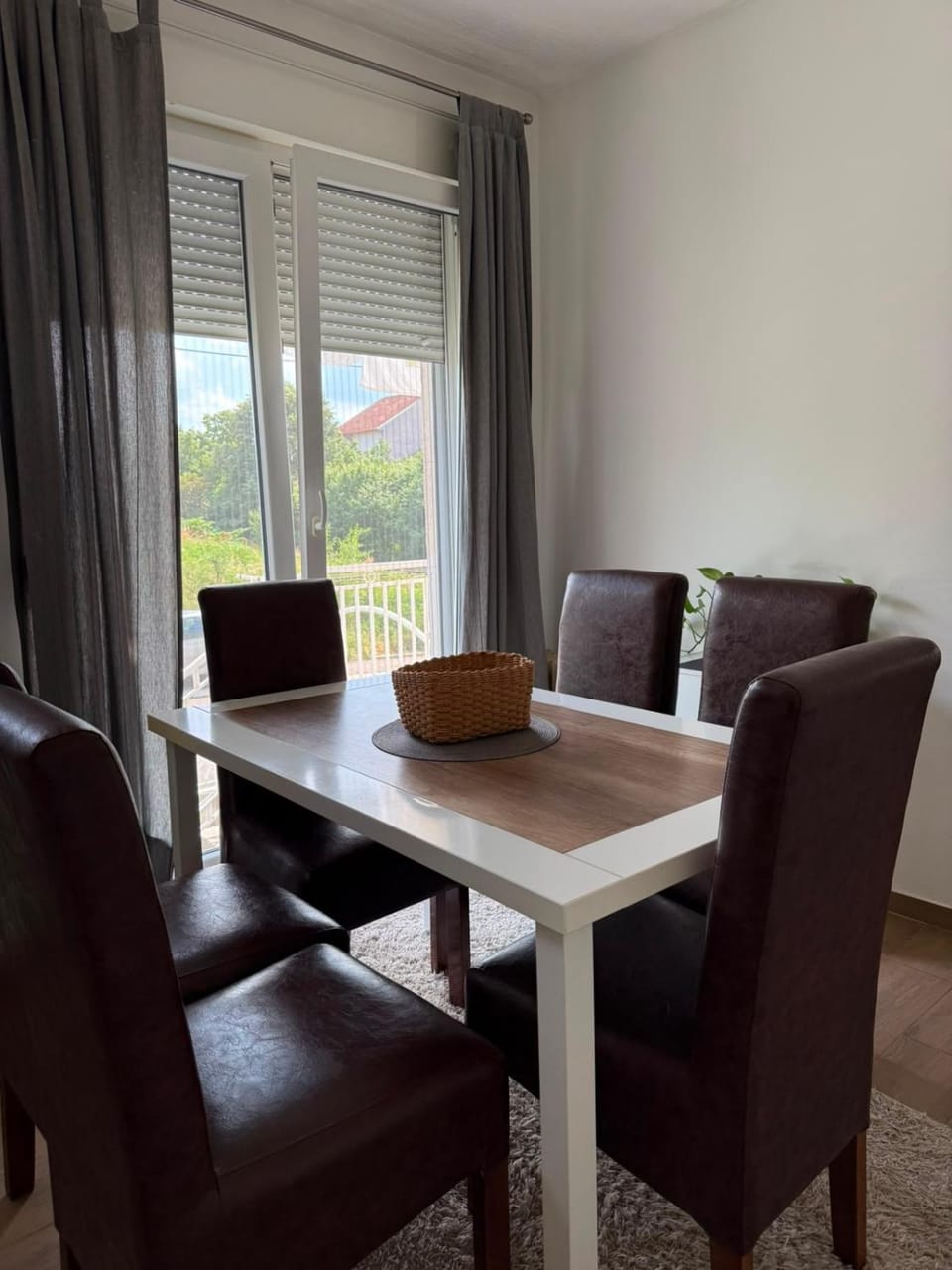 Seating area, Dining area