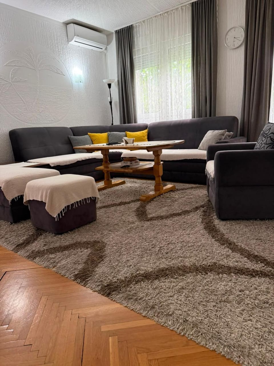 Living room, Seating area, air conditioner