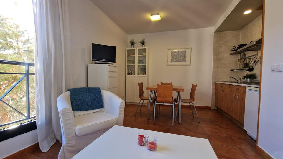 TV and multimedia, Living room, Photo of the whole room, Dining area