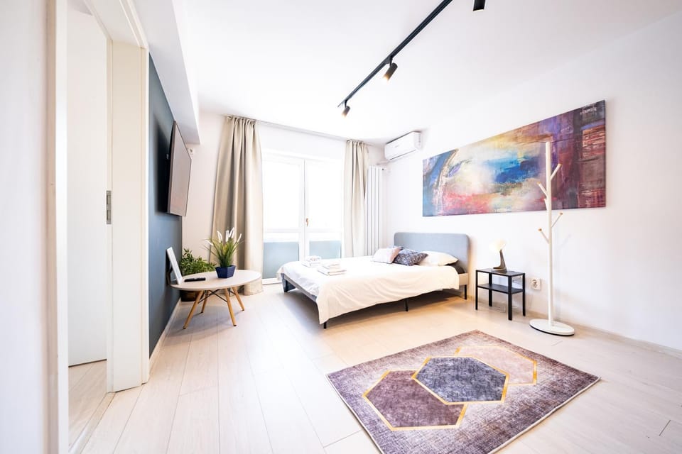 Bed, TV and multimedia, Living room, Photo of the whole room, Seating area, Bedroom
