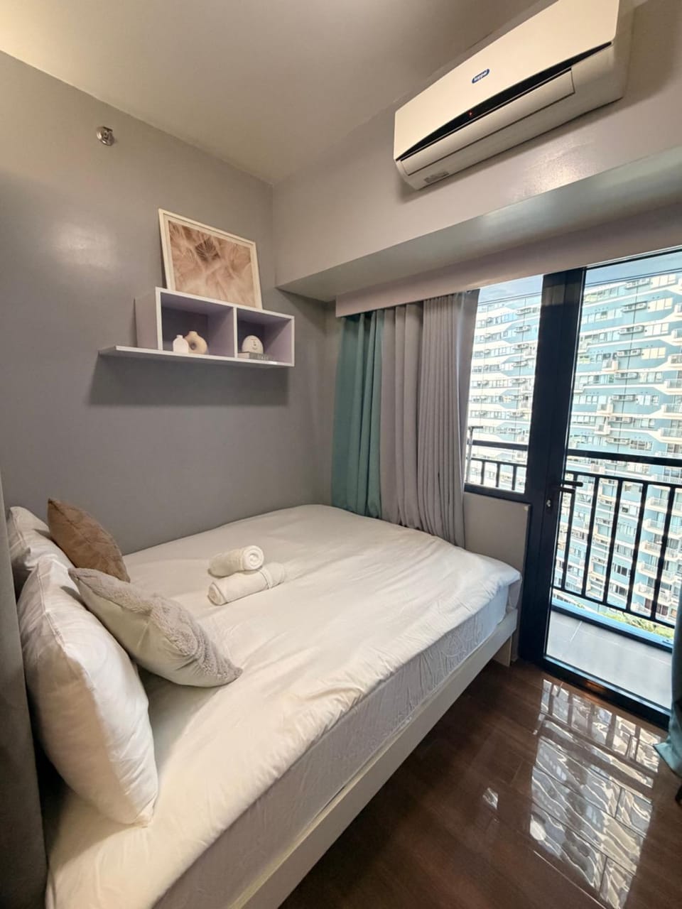 Apartment in Air Residences, Makati with wifi, Netflix, pool, mall and more Apartment in Makati