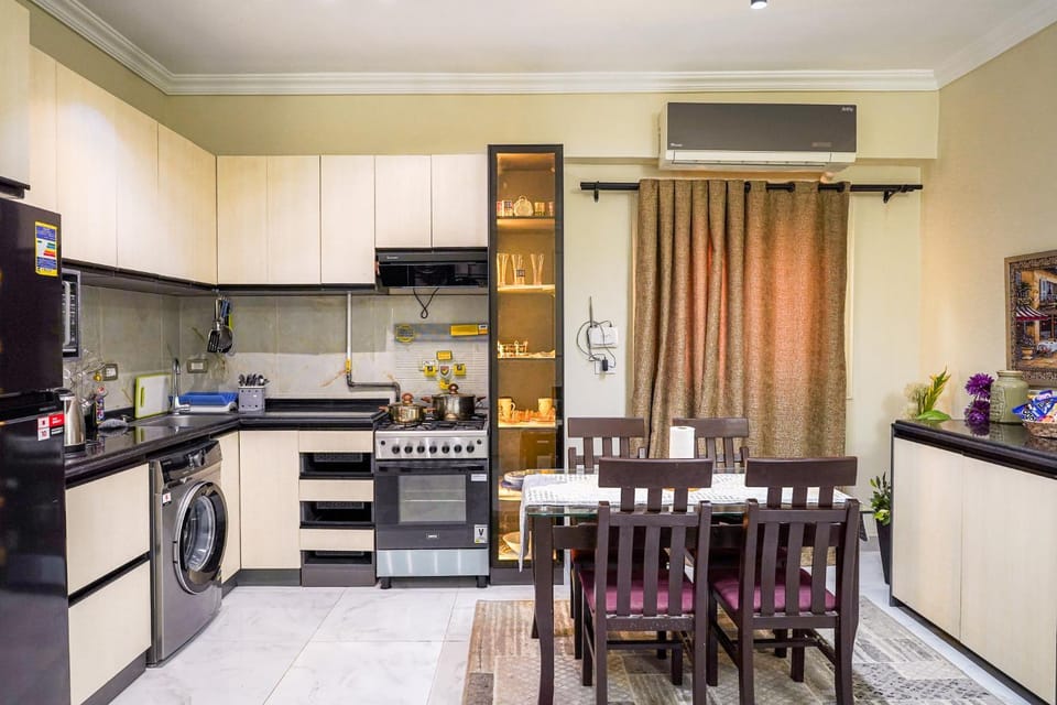 Kitchen or kitchenette, Seating area, Dining area, oven, stove