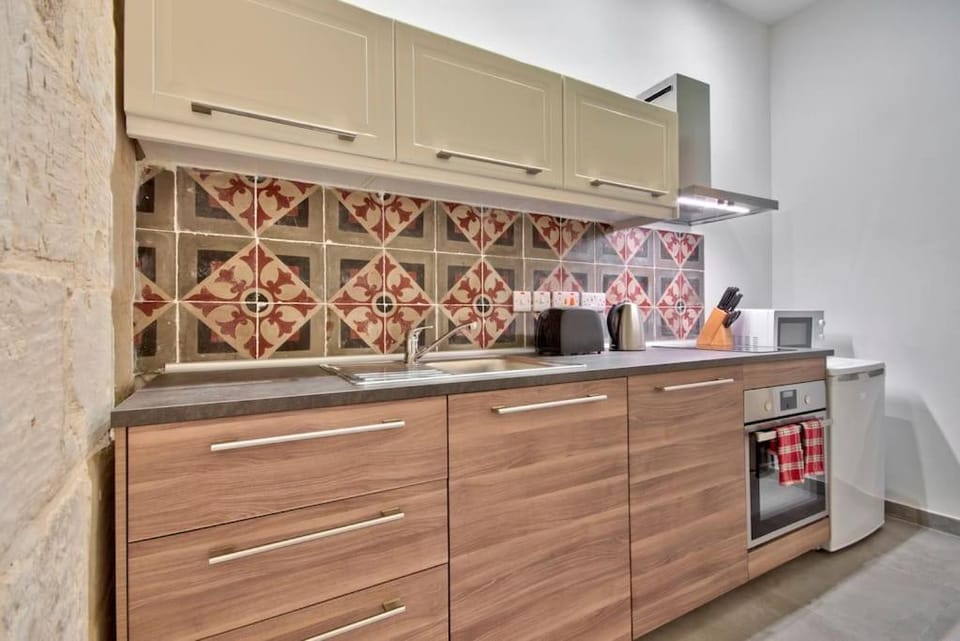 Old Lodge Apartment 1 by Vallettastay Apartment in Valletta