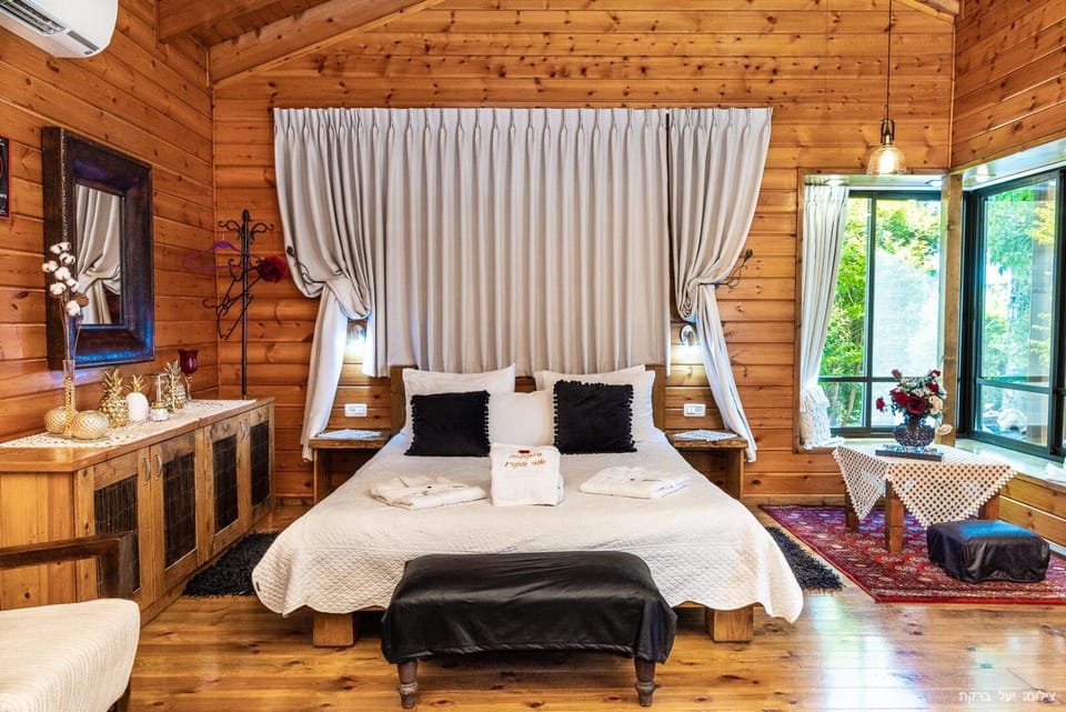 Bed, Living room, Bedroom, towels, air conditioner