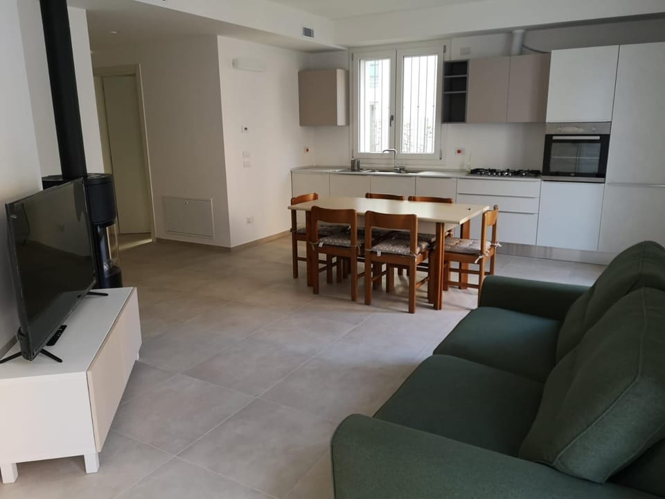 Communal lounge/ TV room, Kitchen or kitchenette, Living room, Seating area, stove