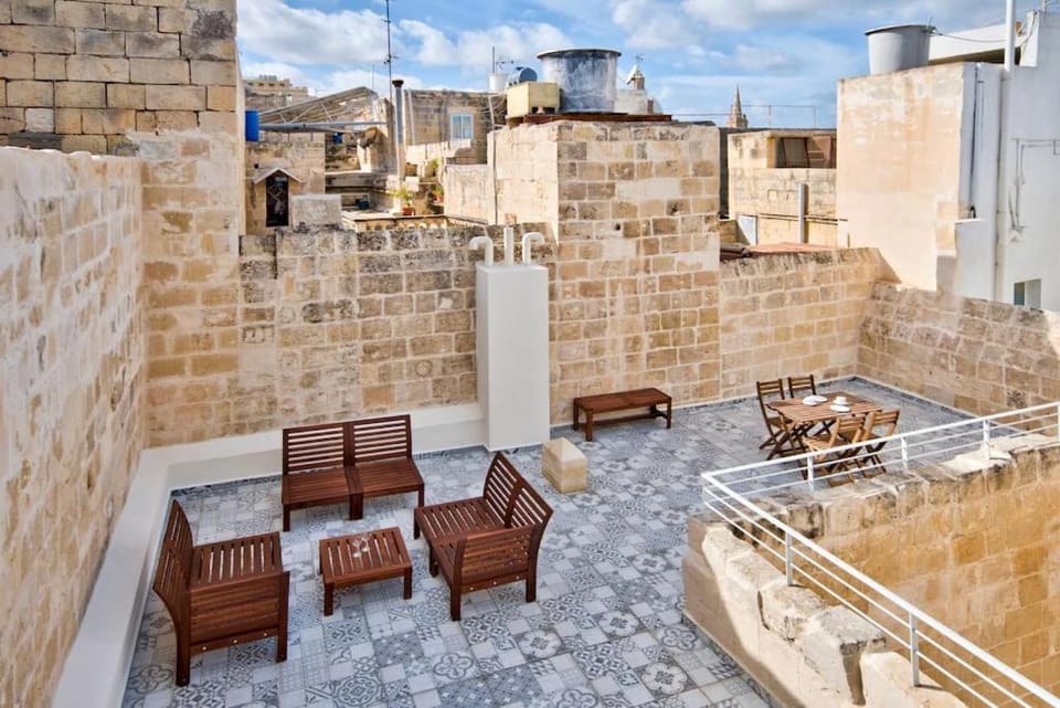 Old Lodge Apartment 3 by Vallettastay Apartment in Valletta
