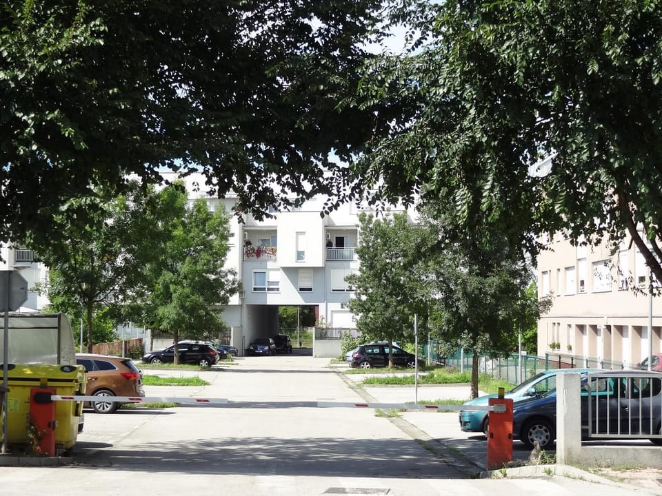 Street view, Location, Parking