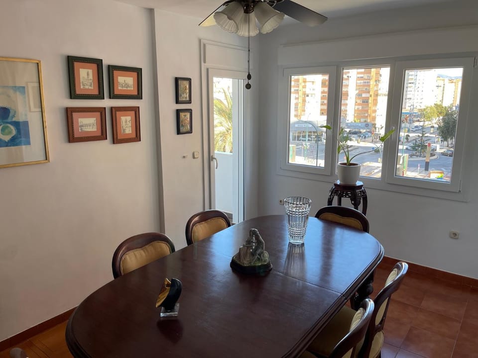 Dining area, fireplace