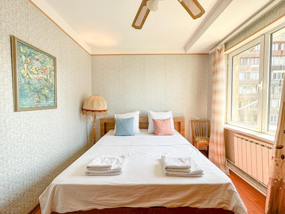 Bed, Photo of the whole room, Bedroom, towels