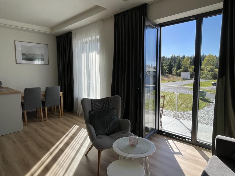 View (from property/room), Balcony/Terrace, Living room