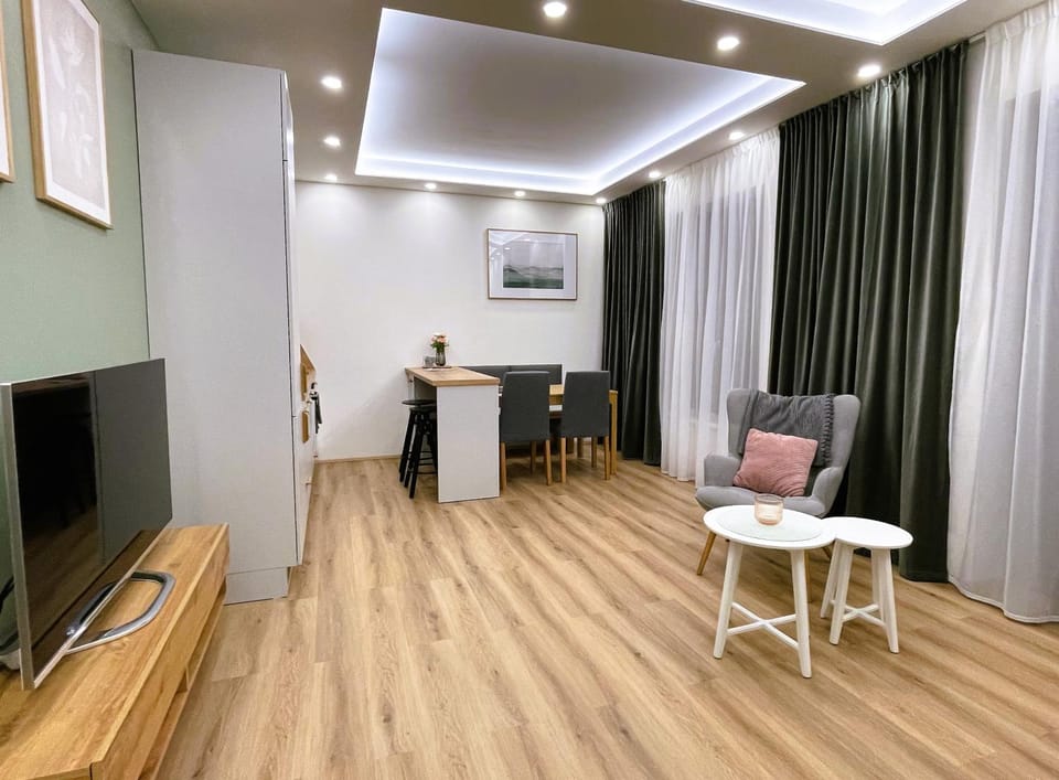 Communal lounge/ TV room, Kitchen or kitchenette, Living room, Seating area, Dining area, kitchen