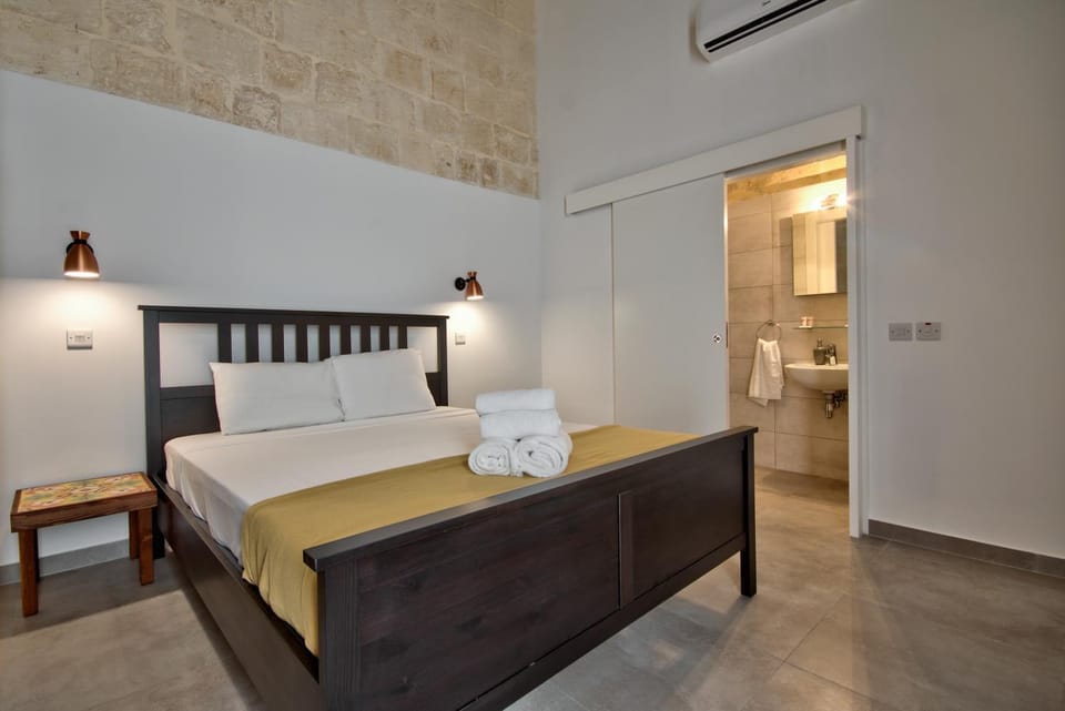 Bed, Bedroom, towels