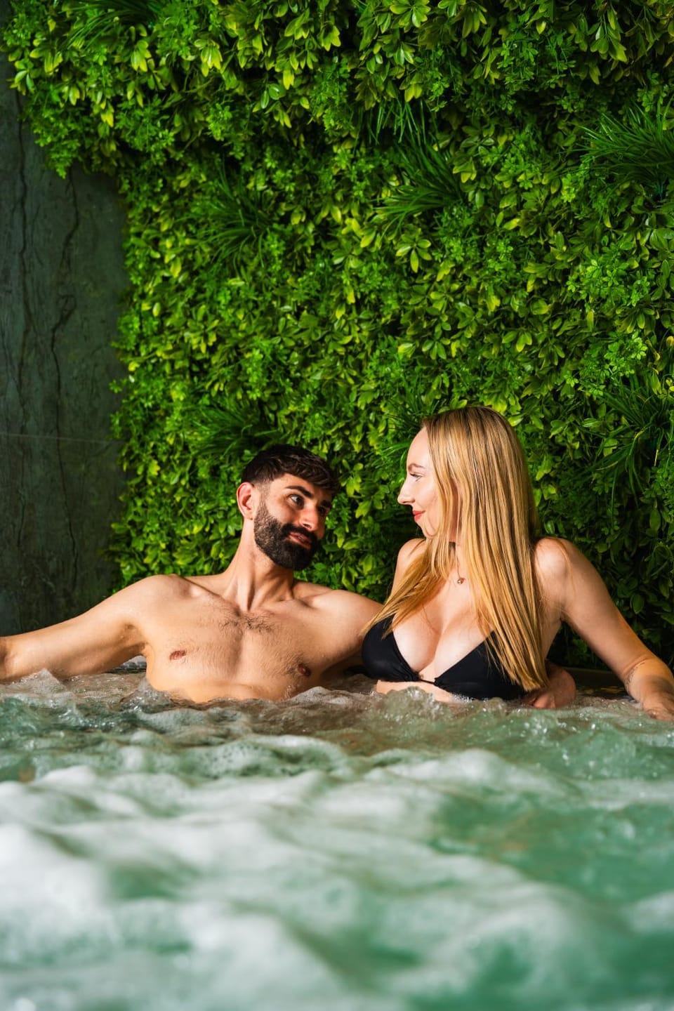 Hot Tub, Guests