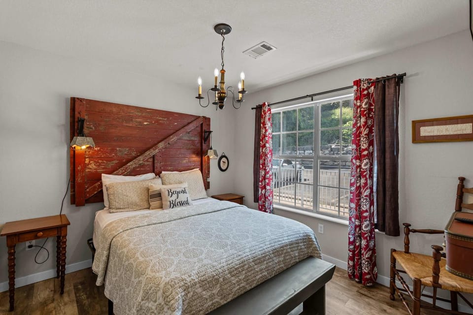 The Farmhouse at Fall Creek House in Branson
