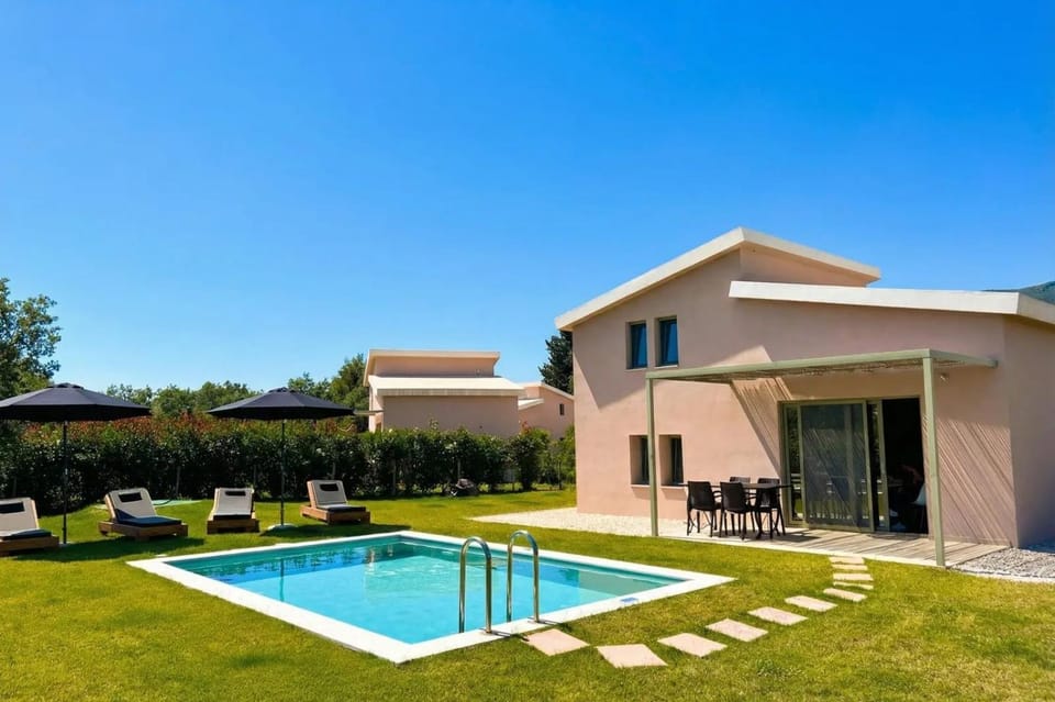 Property building, Spring, Day, Garden, Garden view, Pool view, Swimming pool, sunbed